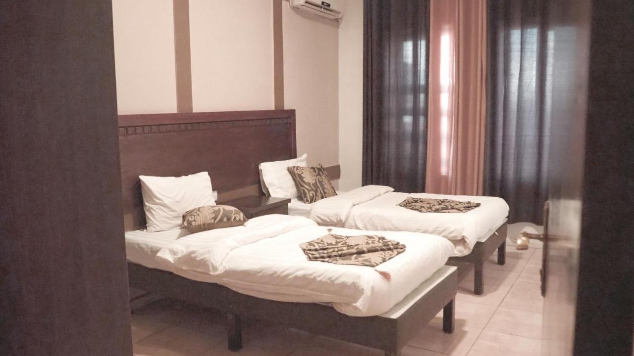 Al Fawanes Hotel Apartments Amman Eksteriør bilde