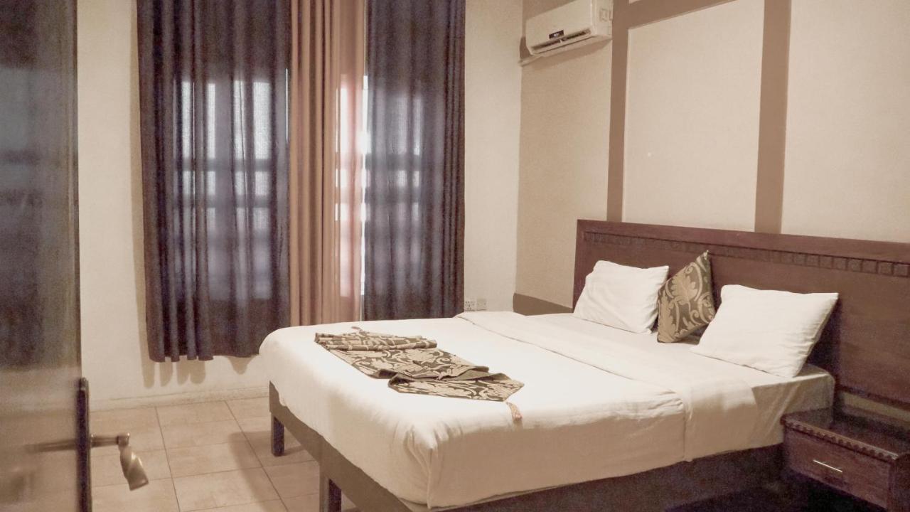 Al Fawanes Hotel Apartments Amman Eksteriør bilde