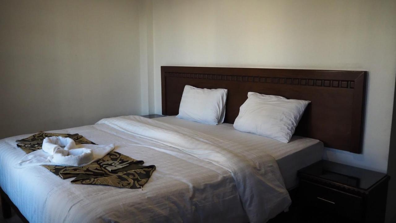 Al Fawanes Hotel Apartments Amman Eksteriør bilde