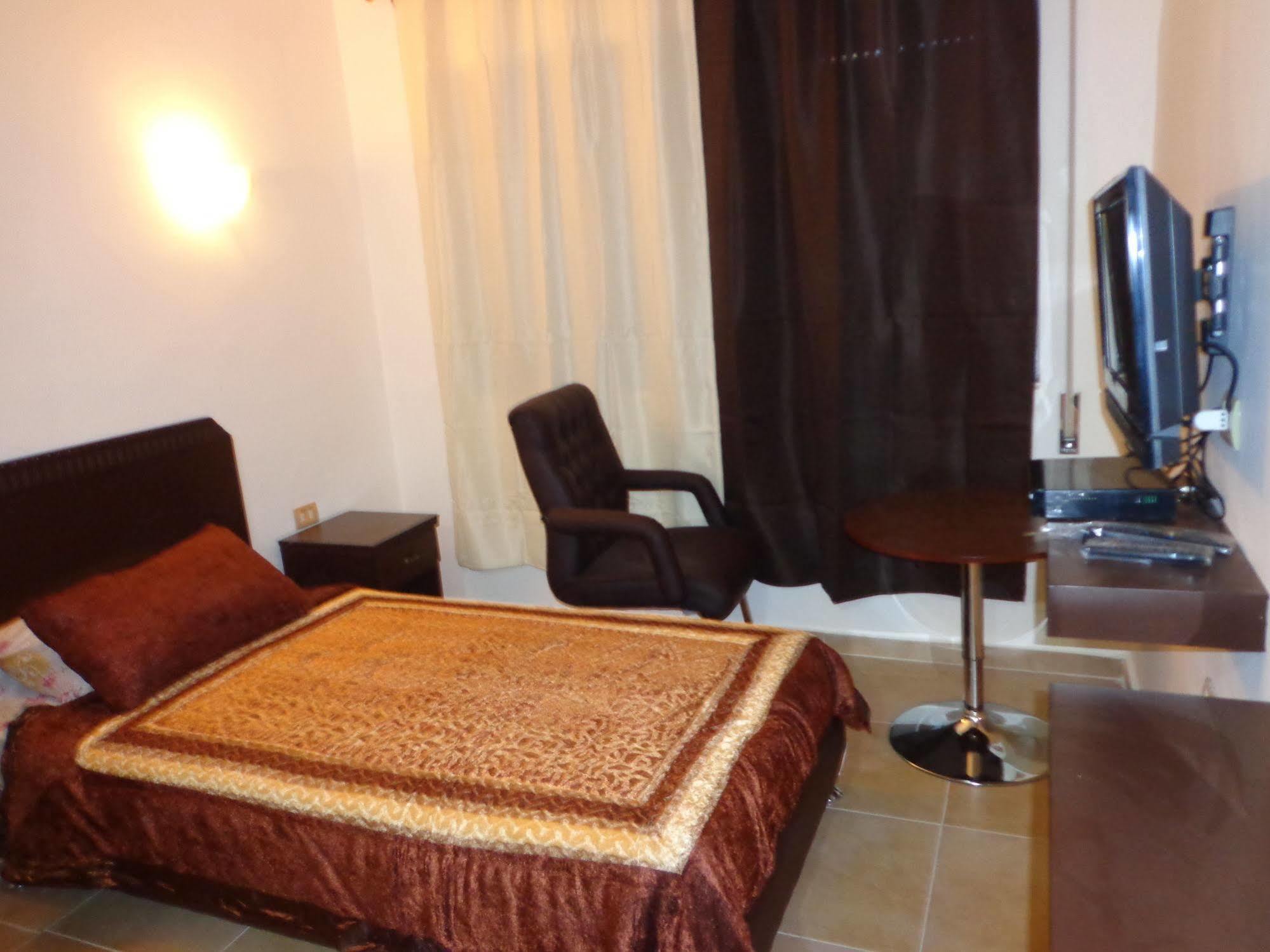 Al Fawanes Hotel Apartments Amman Eksteriør bilde