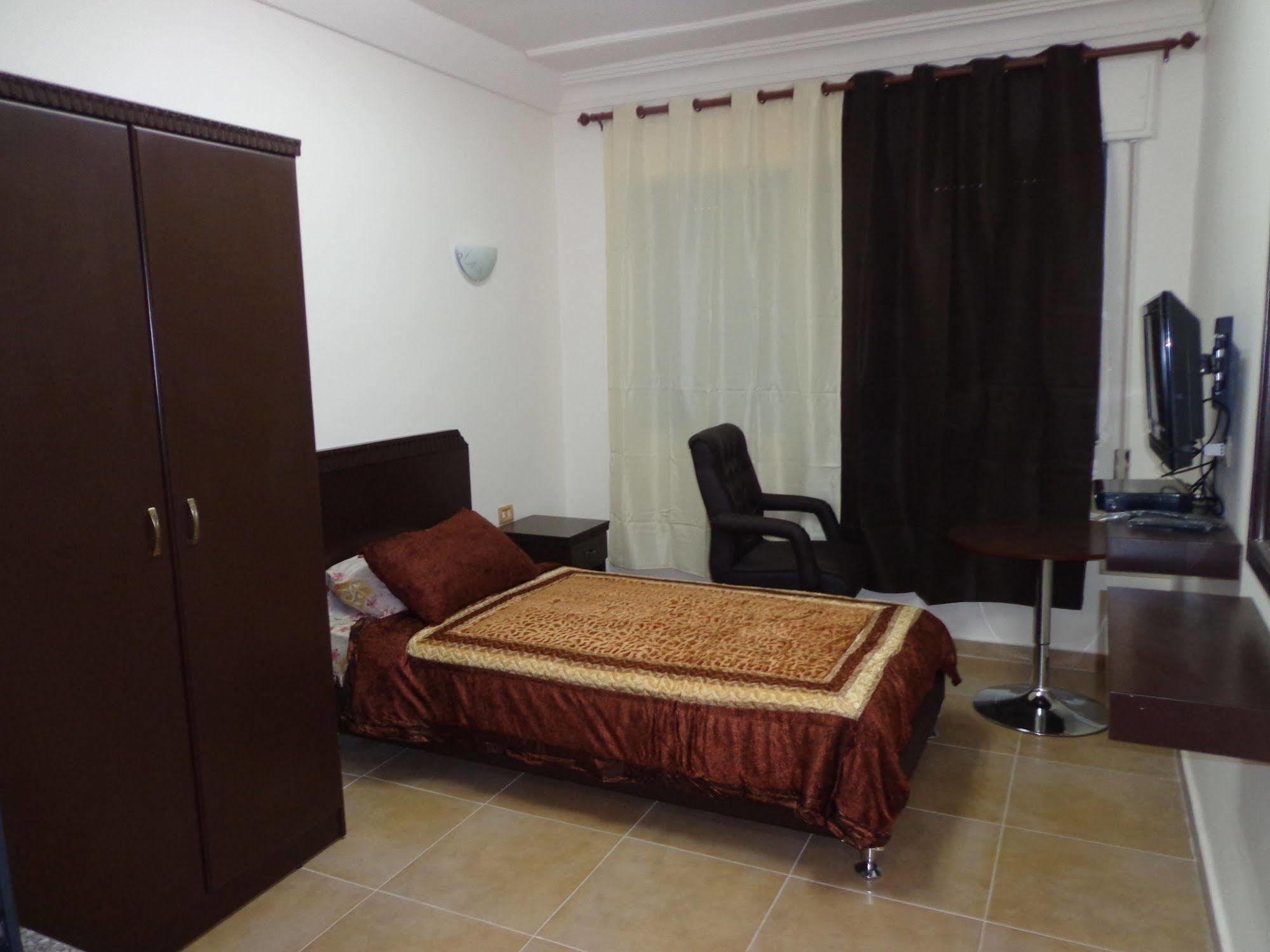 Al Fawanes Hotel Apartments Amman Eksteriør bilde
